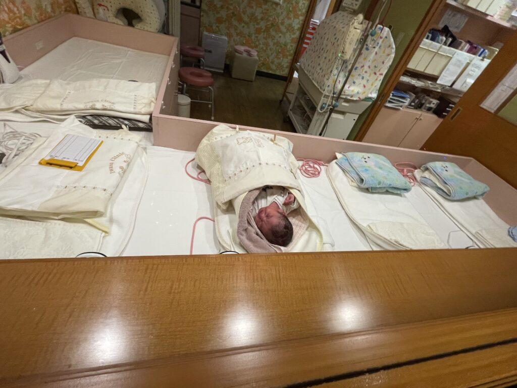 新生児室の赤ちゃん